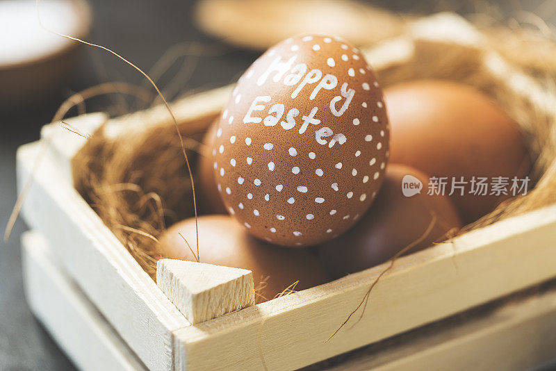 木箱里的复活节彩蛋