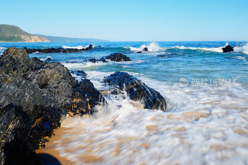 海浪冲击着海岸附近的岩石