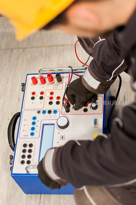 维护工程师检查系统和继电器测试仪设备