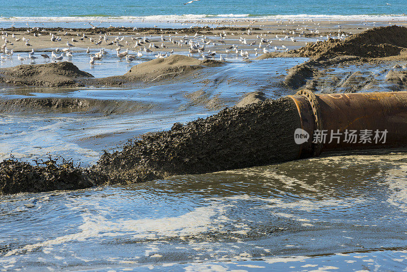 从管道流出的泥浆