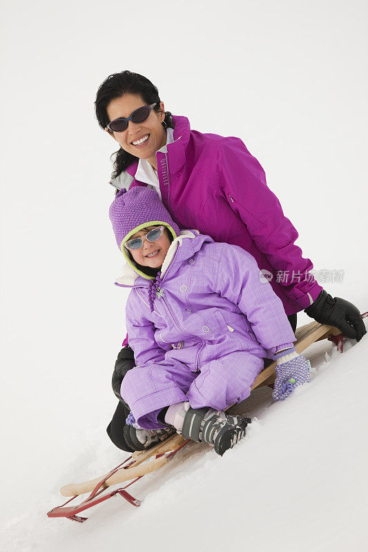 雪橇上的母亲和女儿