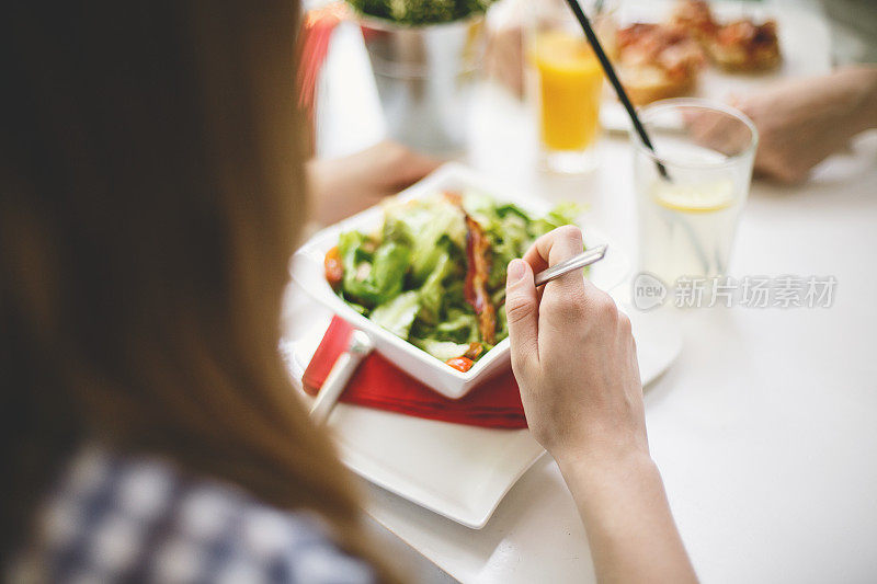 正在吃午饭的女人