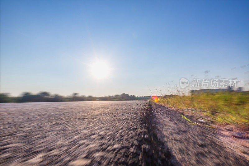 蓝天下的柏油路动态模糊