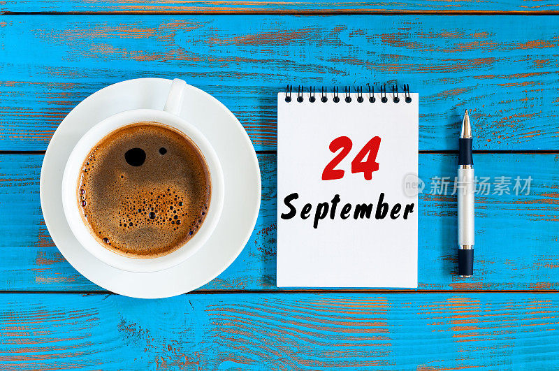 9月24日。月24日，活页日历和咖啡杯在信息官员的工作背景。秋天的时间。文本空白