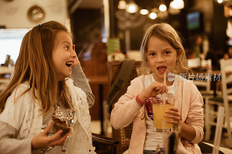 姐妹们在自助餐厅享用着果汁、松饼和甜言蜜语