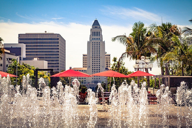 多萝西钱德勒亭庭院喷泉和洛杉矶市政厅