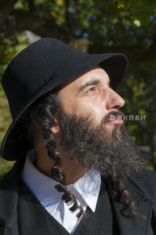 年轻正统的哈斯丁犹太人的肖像，留着黑胡子
