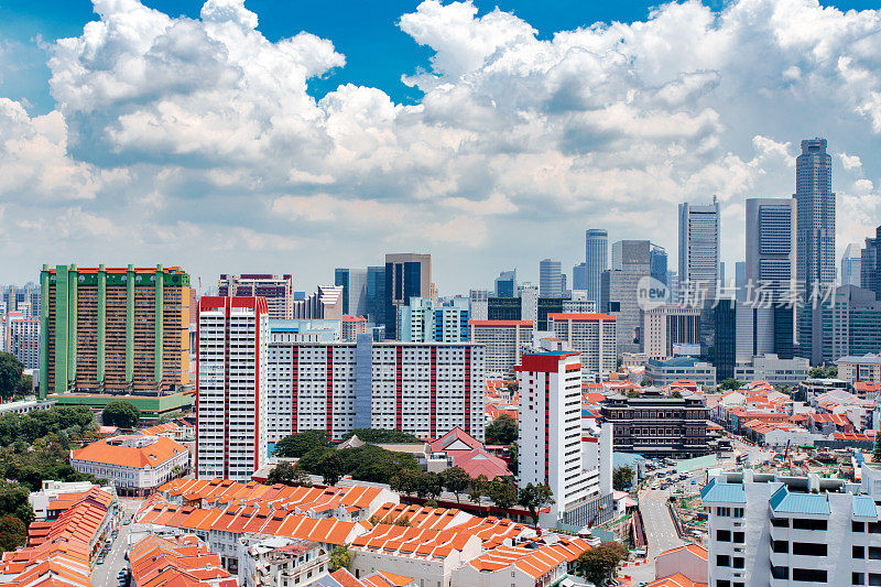 蓝天下的新加坡城市天际线景观。商业区和唐人街区。城市摩天大楼的城市
