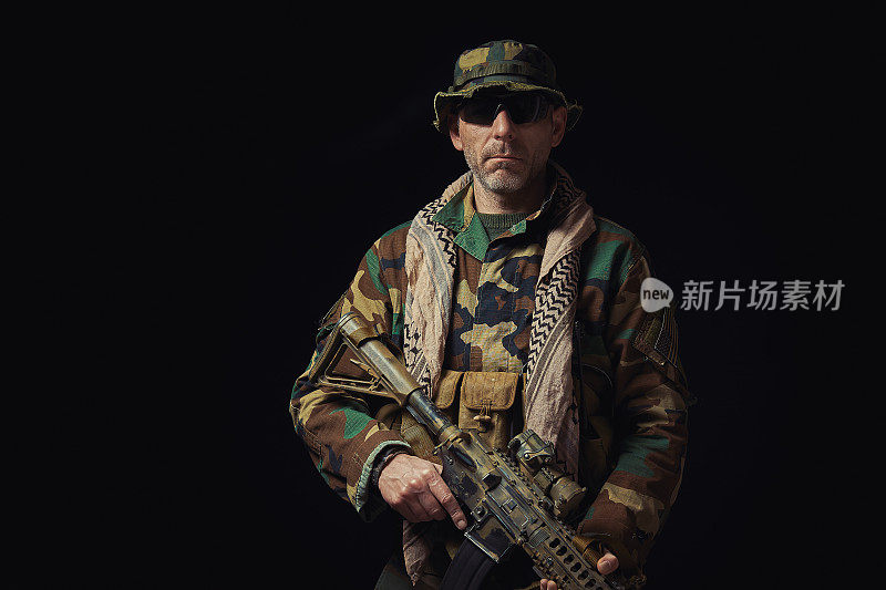 美国驻阿富汗特种部队的一名士兵手持步枪
