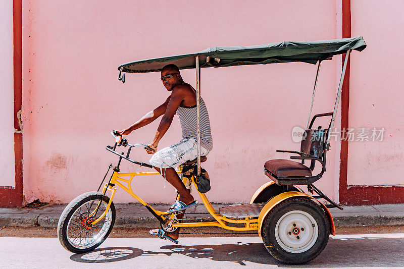 自行车出租车司机和他的车辆，古巴