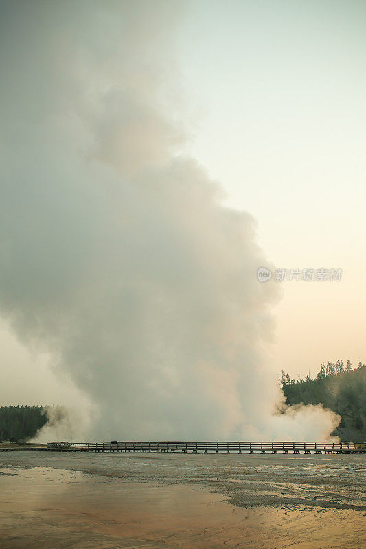 中途间歇泉盆地大棱镜温泉蒸汽，黄石国家公园，WY