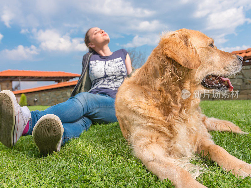 金毛猎犬和女主人在户外享受美好的一天