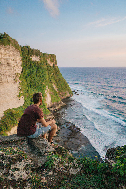 在巴厘岛的悬崖上看到大海的人