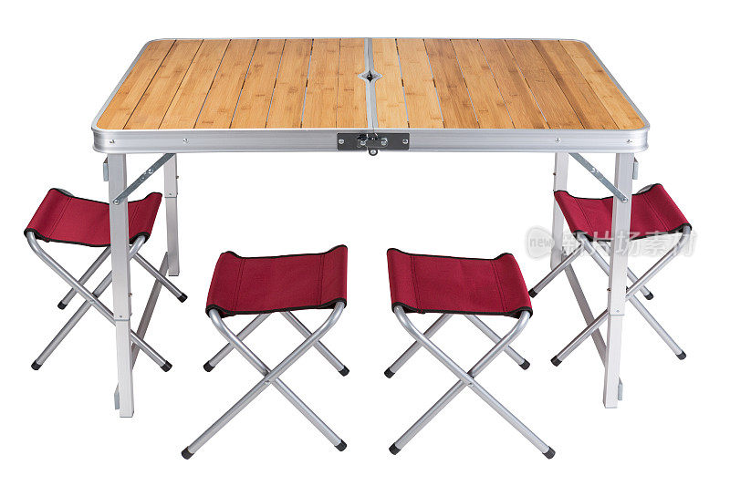 露营折叠桌以白色为背景，摊开摆放，其次是折叠椅，四把红椅子