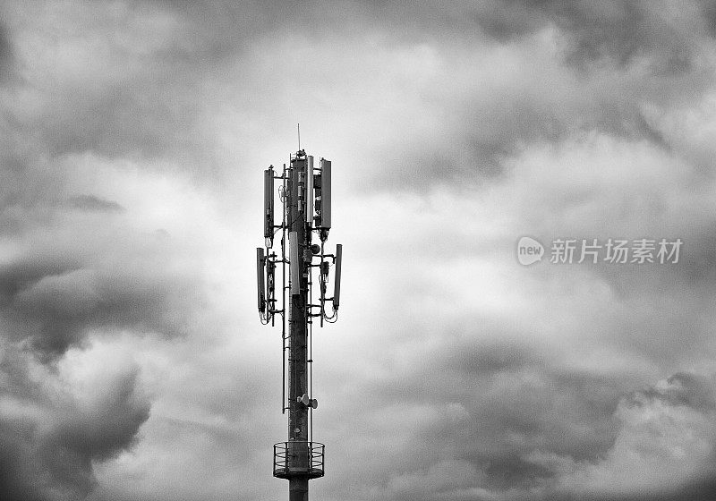 手机基站的桅杆顶着暴风雨的天空