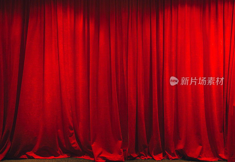 舞台上的红幕。