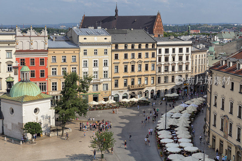 波兰克拉科夫市场广场和街上餐馆的鸟瞰图