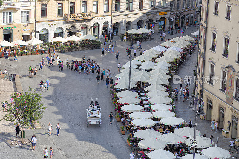 波兰克拉科夫市场广场和街上餐馆的鸟瞰图
