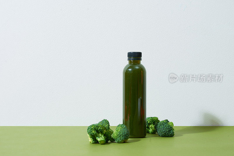 桌上有一瓶新鲜的花椰菜汁。健康的饮料。