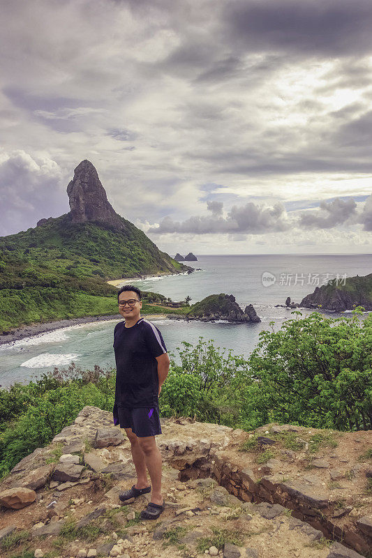 游客在费尔南多迪诺罗尼亚海滩玩得开心。