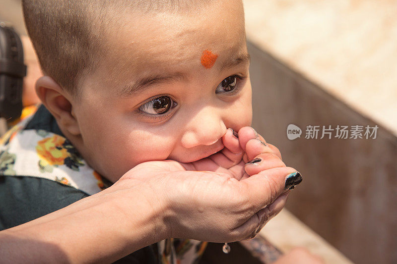 印度小孩喝妈妈手里的水