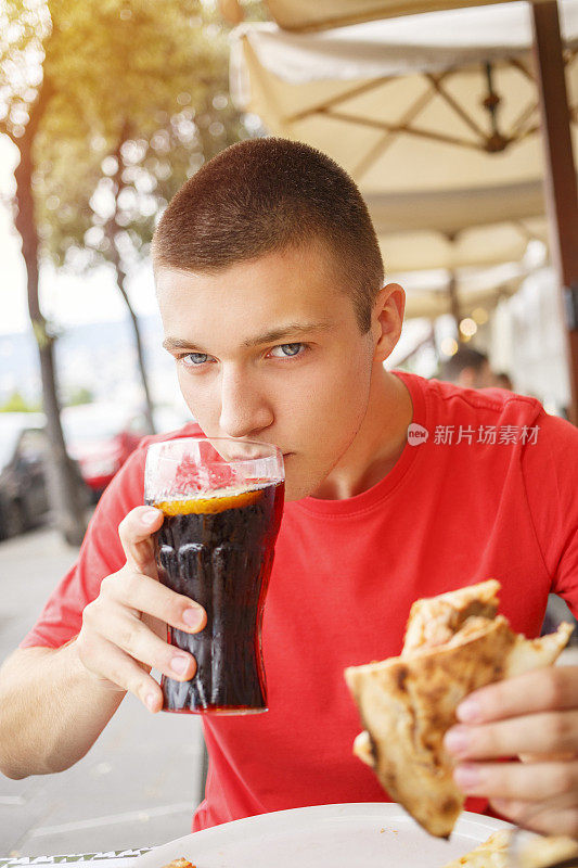 意大利的里雅斯特，一名年轻人在餐厅里吃披萨。