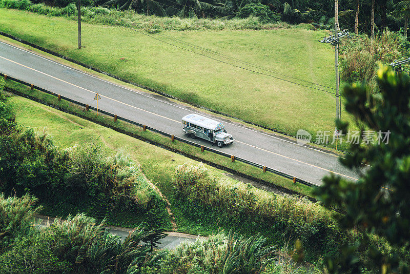 菲律宾山水公路穿过乡村土地，公交车正驶过