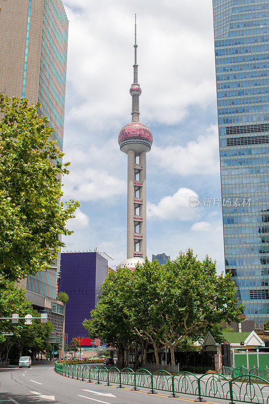 东方明珠塔位于中国上海浦东新区