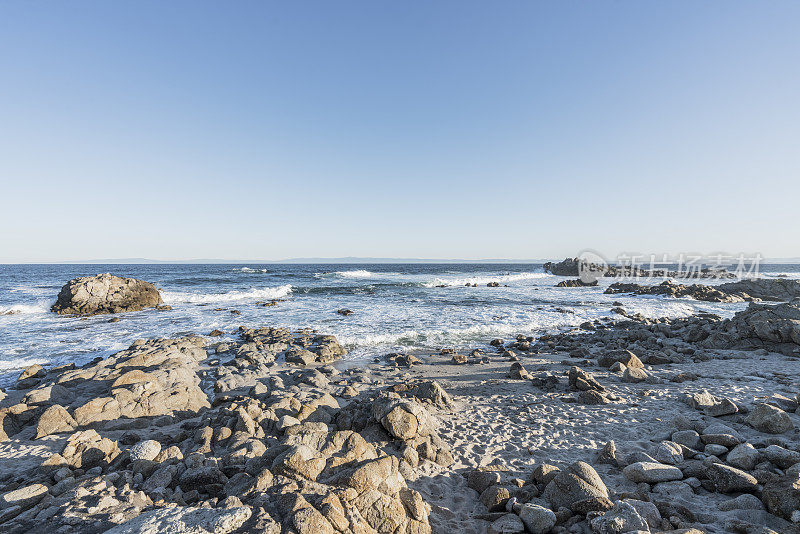 海浪拍打着岩石