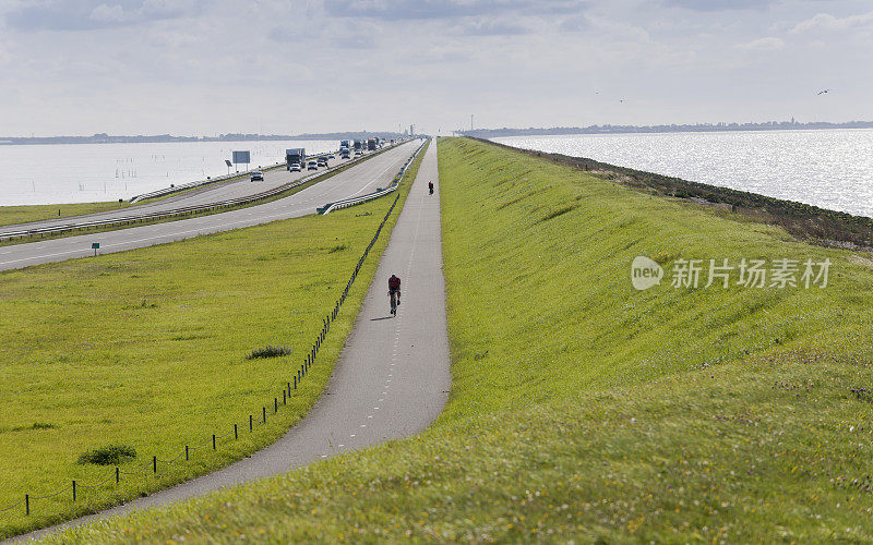 荷兰Afsluitdijk的交通状况