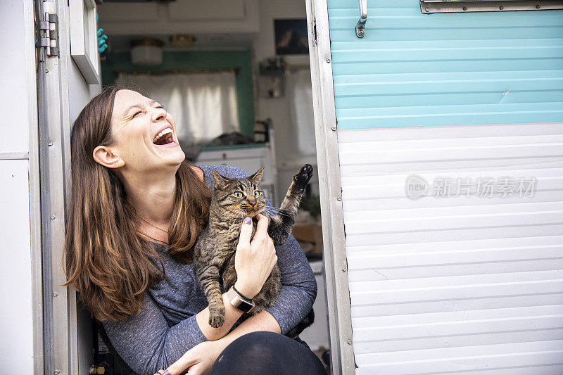 一个女人和她的猫在拖车里露营