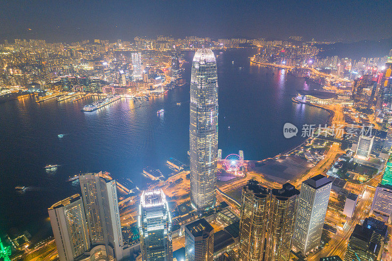 鸟瞰图的香港城市天际线和维多利亚港日落在中国