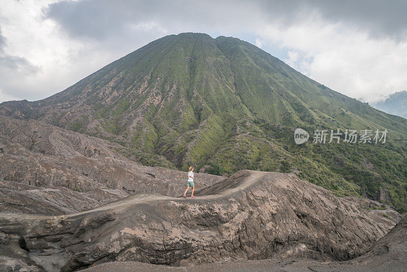 女人在火山景观上跑步