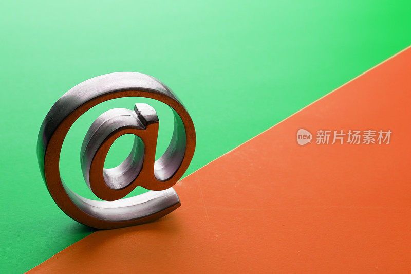 电子邮件符号橙色绿色分裂对角线背景