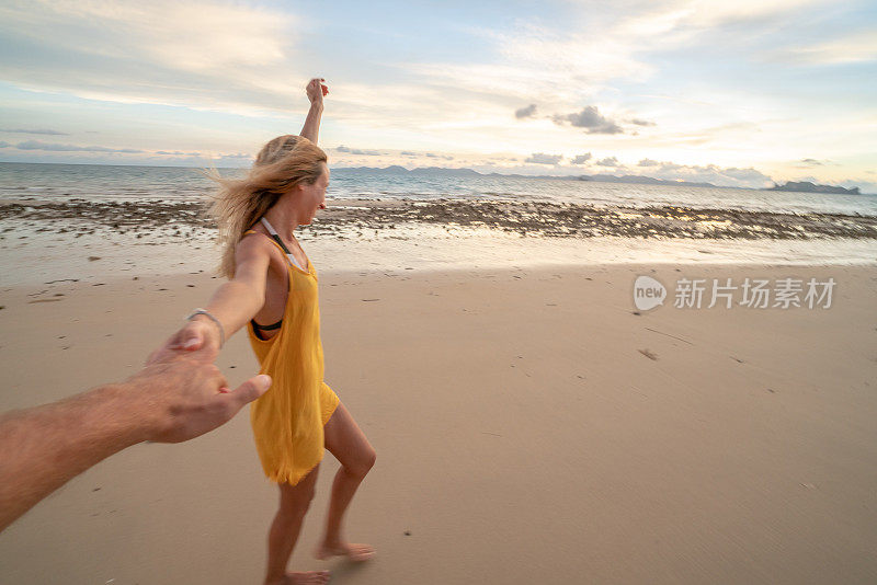 跟我来概念女人领先的男朋友在泰国田园海滩。人们旅行豪华度假目的地的概念