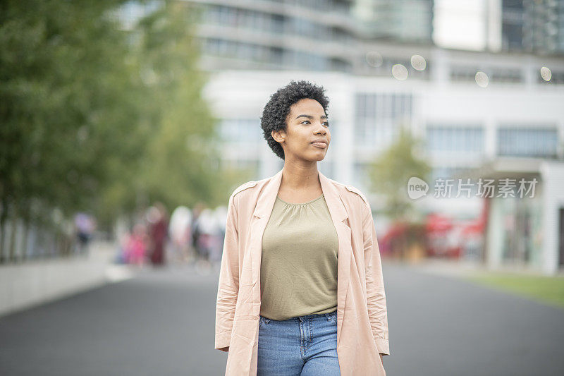 站在路上的女人