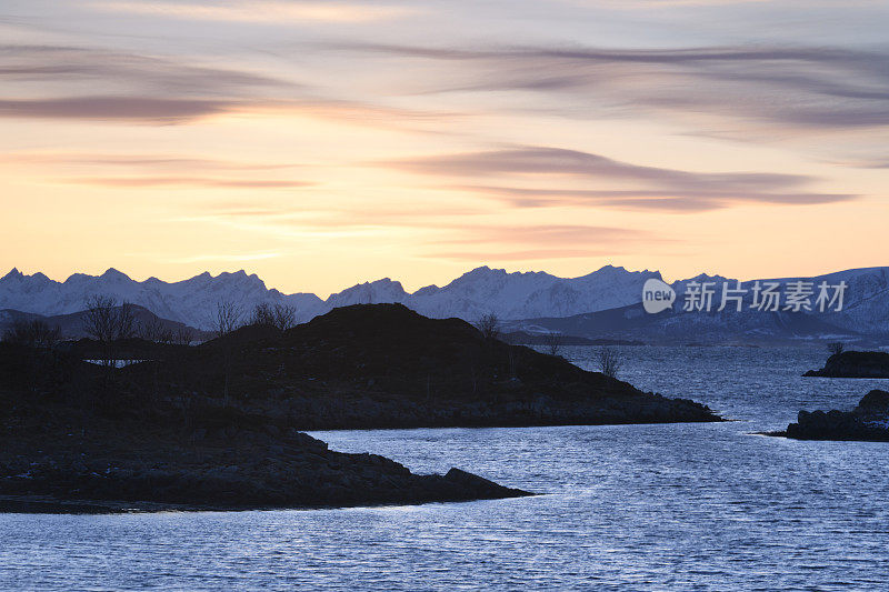 挪威北部Vesteralen群岛雪山上的日出