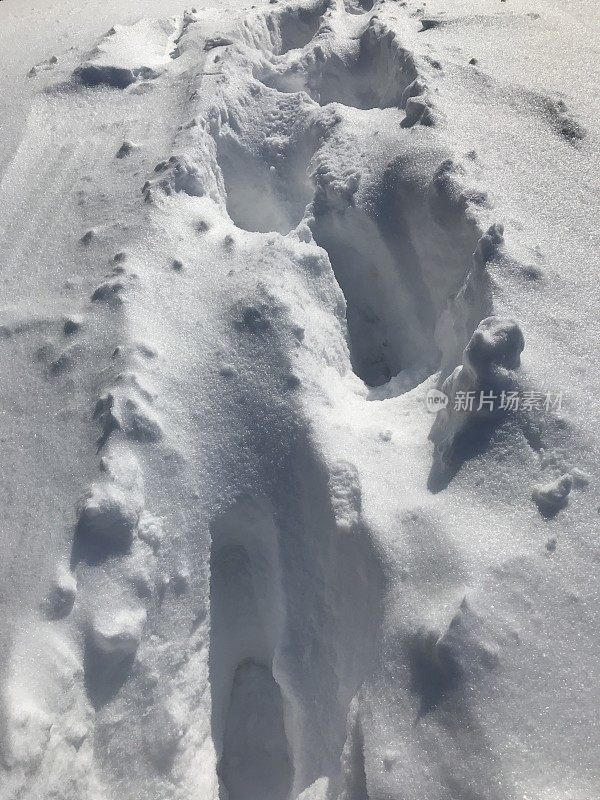 深深的雪地上有脚印