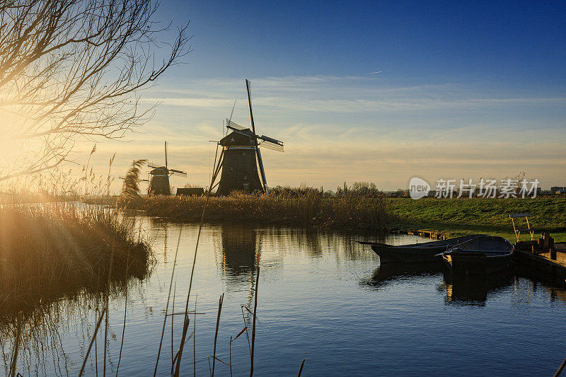 典型的荷兰风车在日出后排成一排