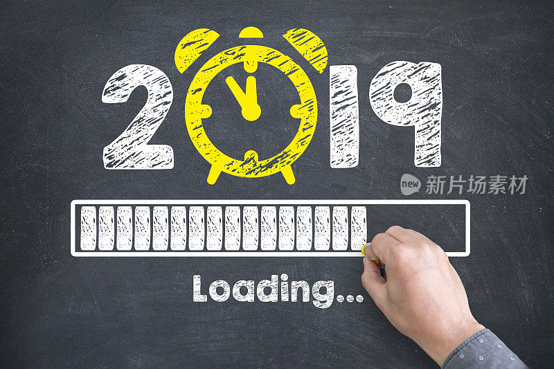 新年概念2019倒计时时钟在黑板上