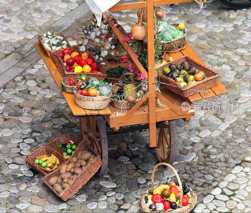 街上出售的装有水果和蔬菜的蔬菜水果商的手推车