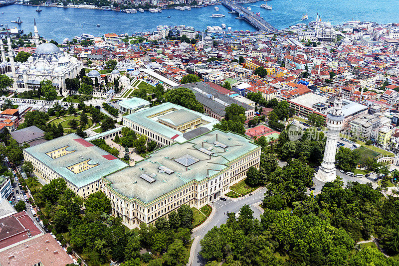 土耳其伊斯坦布尔大学，有消防塔和苏莱曼清真寺