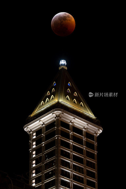 夜间照明建筑的低角度视图