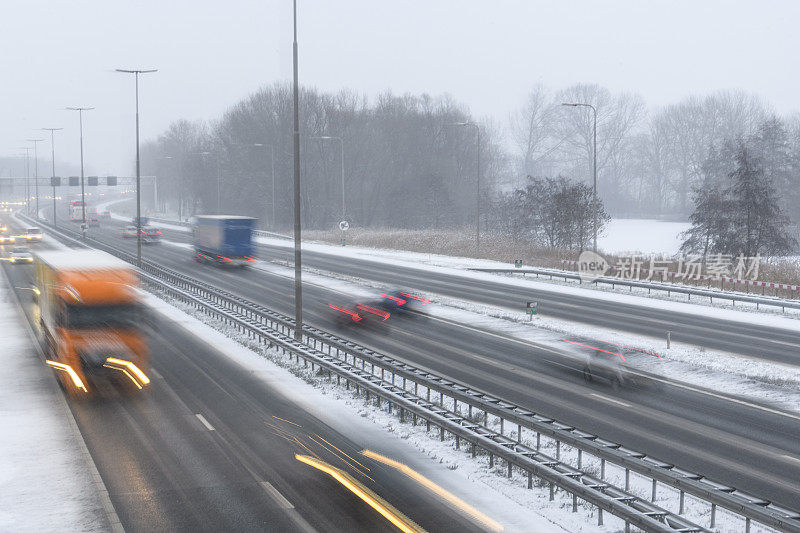 冬季暴风雪期间高速公路上的交通