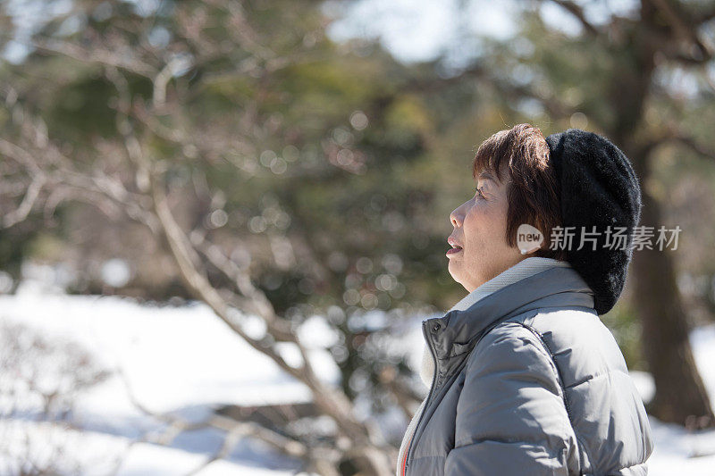 日本老年妇女享受雪