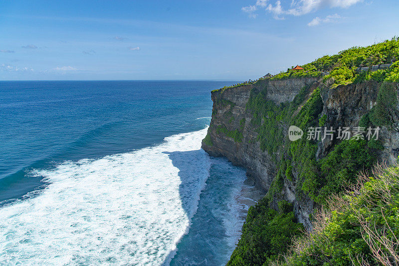 巴厘岛海岸线上的悬崖