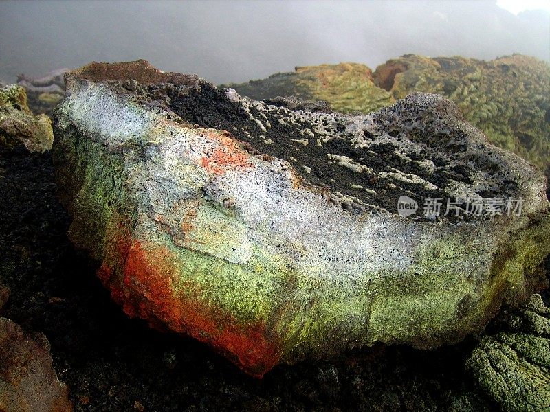 危地马拉帕卡亚火山口的火山岩