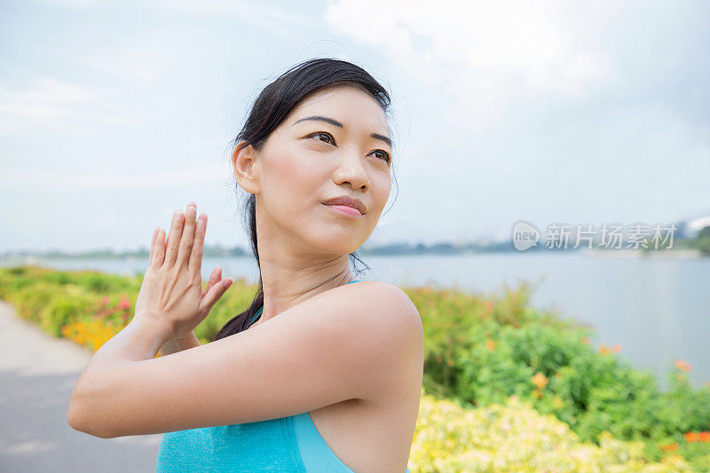 年轻女子保持着瑜伽姿势