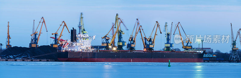 里加港一艘巨型货轮的全景照片