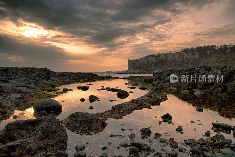 济州岛海岸悬崖的日落VD702